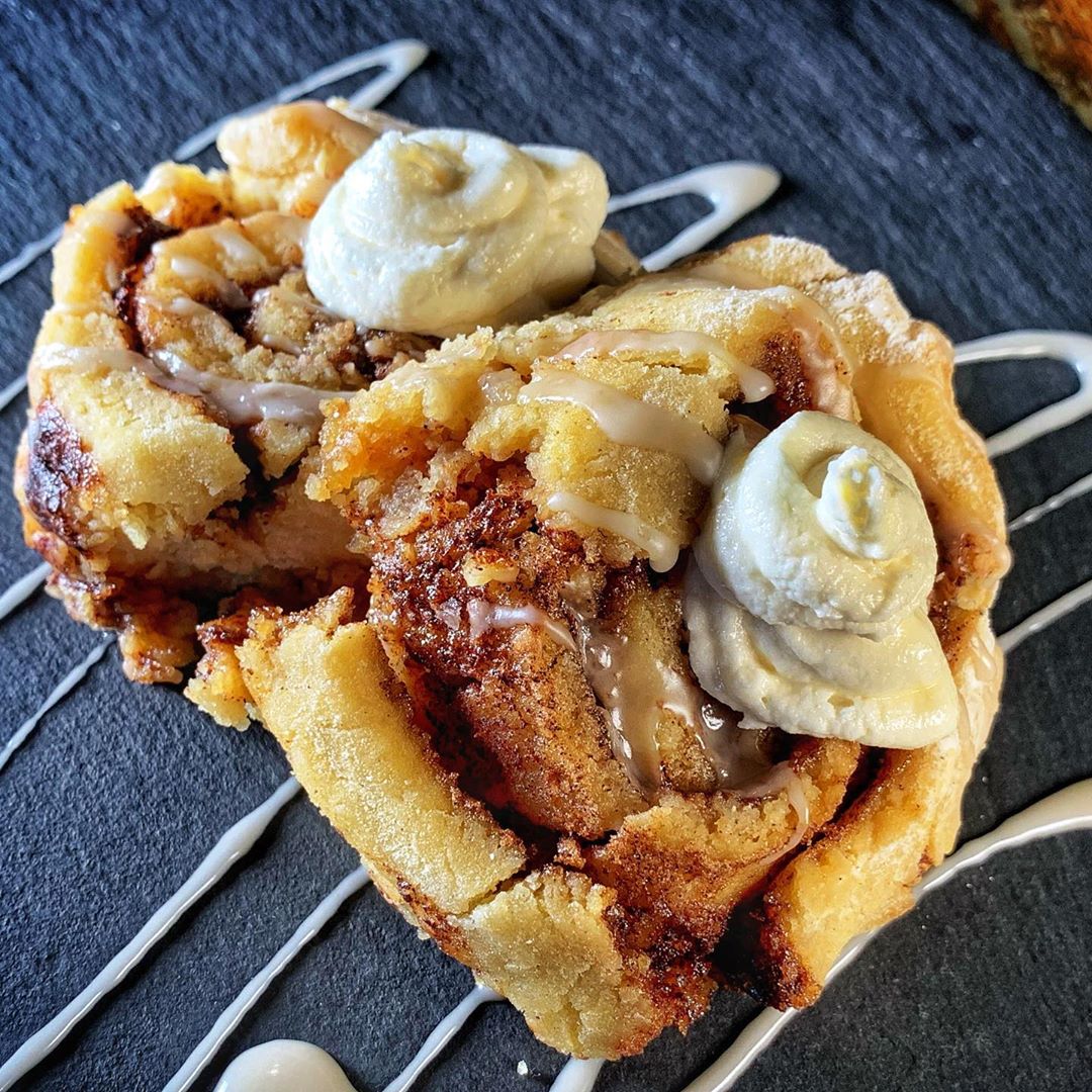 It’s the weekend and I’ve got cinnamon rolls for days... and that #vegan butter cream will make you weep with joy😝

#nashvillebrunch