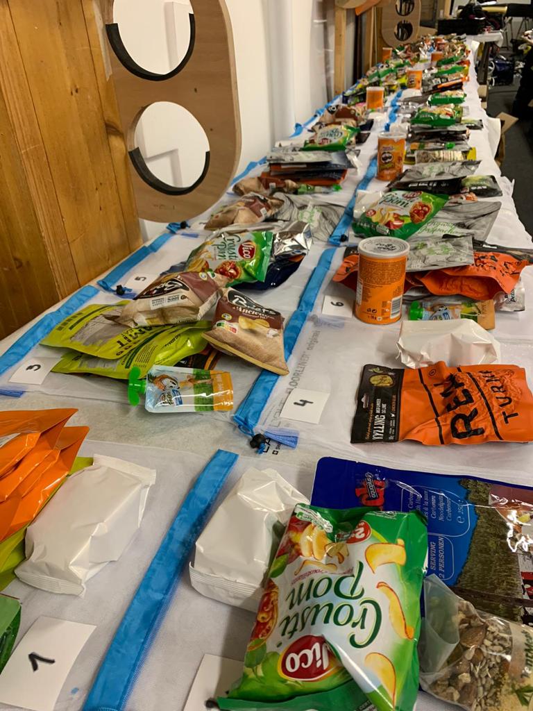 SebastienSimon_'s tweet photo. 🧳 Hier soir, le #TeamArkeaPaprec a chargé l'avitaillement à bord du bateau.
🌊 De la nourriture pour 80 jours, des vêtements, mais aussi un matelas et des poufs, essentiels pour mes phases de sommeil et de récupération ! 
🔜 Ça sent bon le départ du @VendeeGlobe... https://t.co/9UviQodTYq