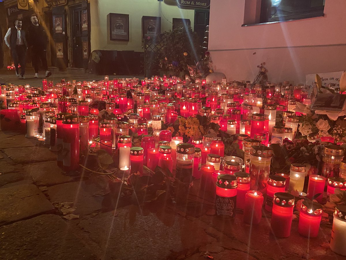 vedrandzihic's tweet photo. Light amidst the pain - people of #Vienna remembering the victims of the terrorist attack.
#viennaattacks
#terrorattackVienna https://t.co/EpKcJQ39tB