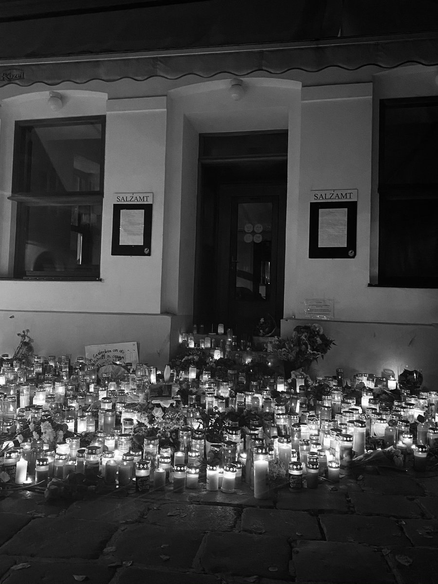 vedrandzihic's tweet photo. Light amidst the pain - people of #Vienna remembering the victims of the terrorist attack.
#viennaattacks
#terrorattackVienna https://t.co/EpKcJQ39tB