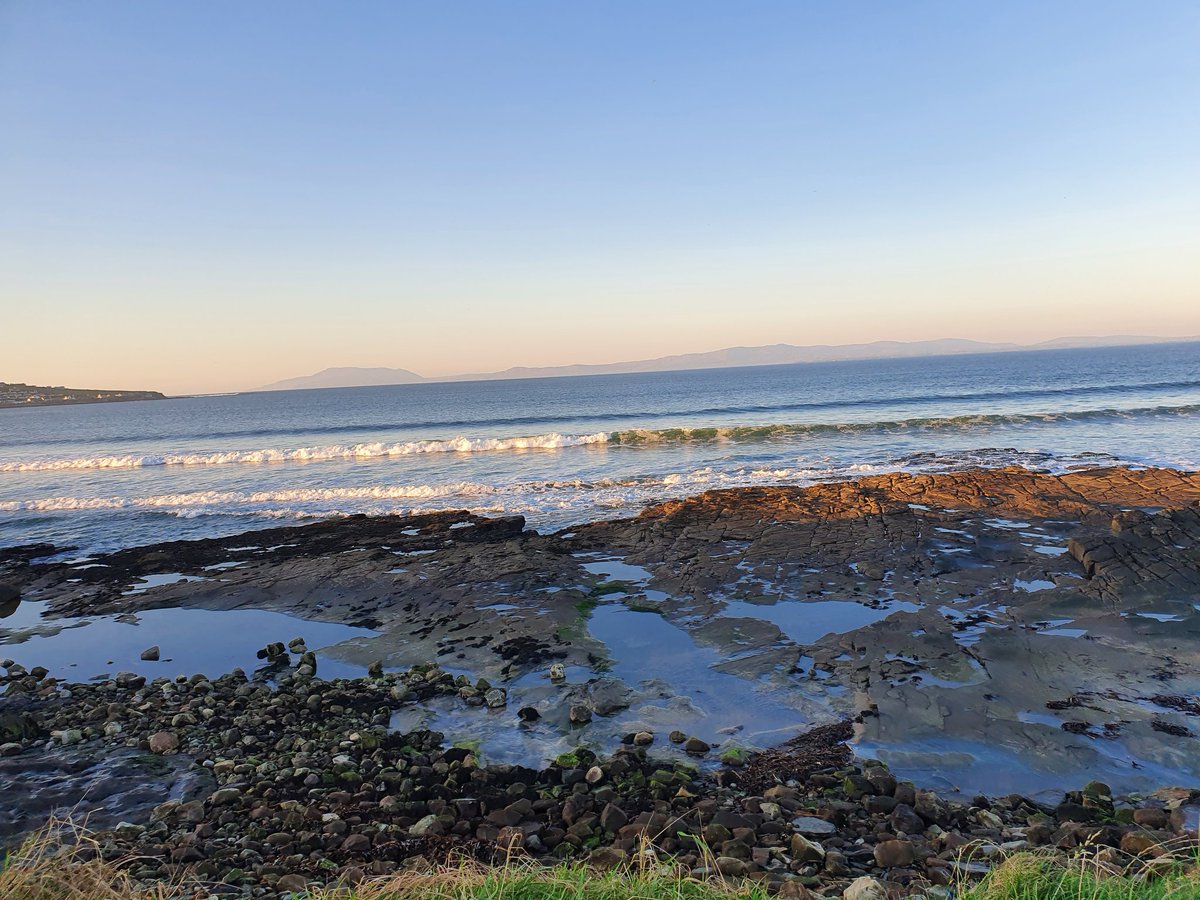 lyn_foley's tweet photo. Dsy 311 part 2 of #100daysofwalking #365daysofwalking #walkingthroughthecrisis #WalkingThroughLockdown2 #5kmfromhome #Sligo #Ireland #WildAtlanticWay 
#mermaidscove #bunduffbeach #mullaghmore #sunset #Donegal #hillsofDonegal https://t.co/jQz0Tkyxpz