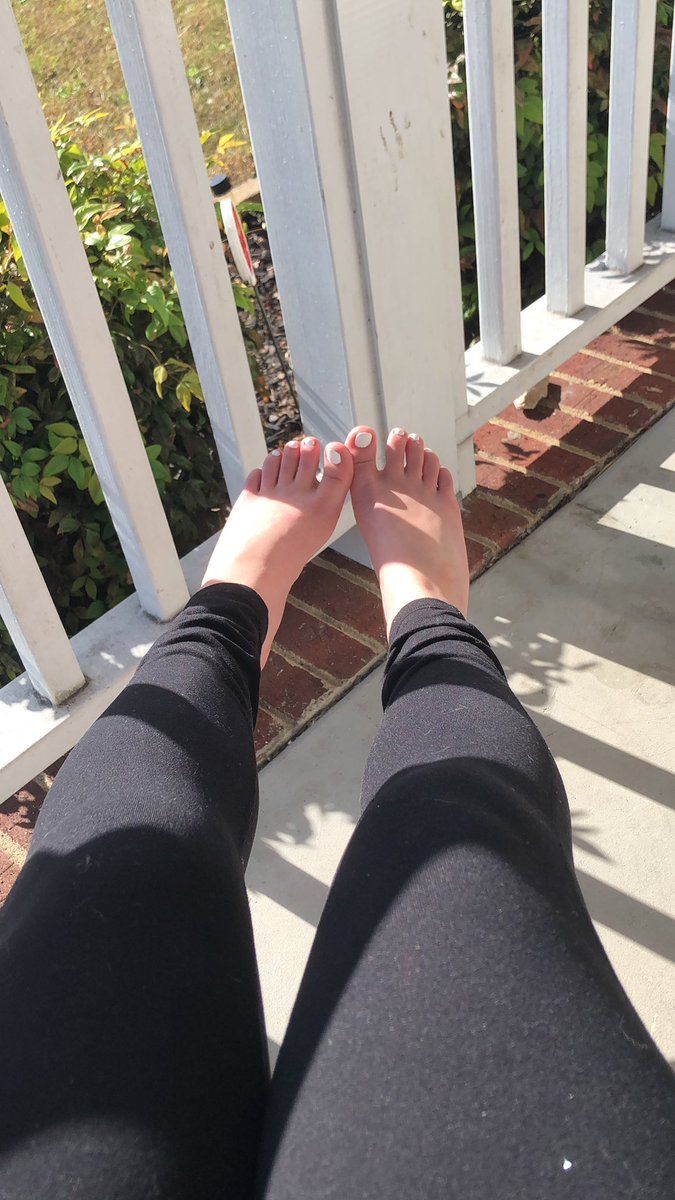 tessamarks17's tweet photo. Look at my cute toes soaking up the sun ☀️ 
Dm me for feet pics ! 
I’ll step on you piggies come to goddess 💸

#BabyGirl #Gorgeous #allnatural #feet #feet4subs #femdom #finD https://t.co/1f0b5xr6TQ