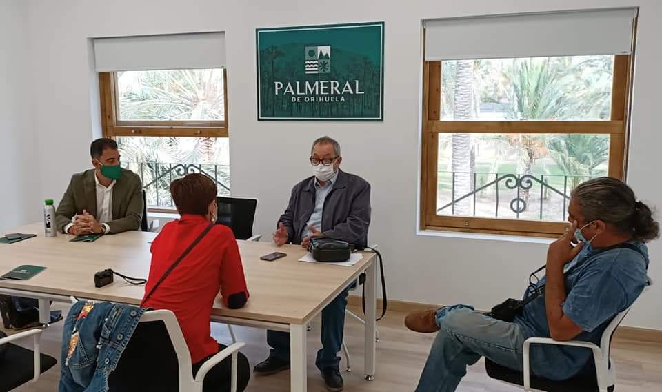 AparicioDamaso's tweet photo. Atendiendo, junto a los técnicos Emilio Diz y Gonzalo Escudero, a @activaorihuela en el Centro de Interpretación del #Palmeral.
Gracias Ana por aportar tu granito de arena en la difusión de esta importante actuación en una de nuestras joyas .
#TodoPorOrihuela
#EstoFunciona https://t.co/LIIAp0pNg2