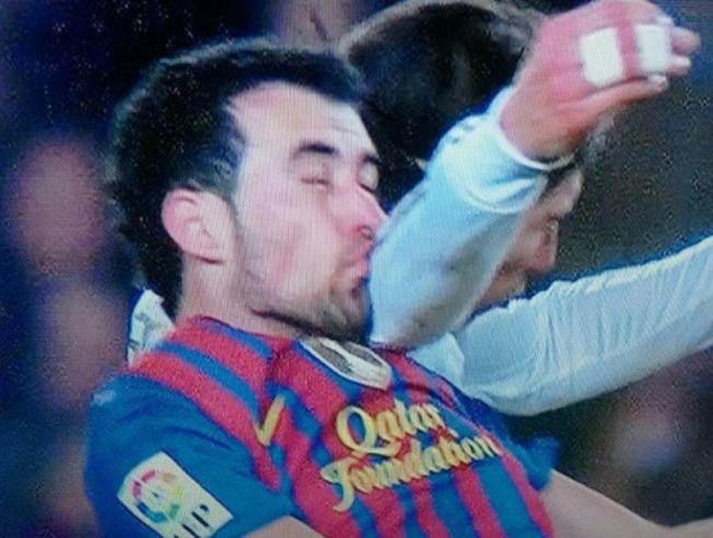 MESTALLIDOS's tweet photo. Lo de saludar con los codos lo inventó Sergio Ramos, pero como es del Real Madrid no se lo queréis reconocer. https://t.co/o8ecquxSwS