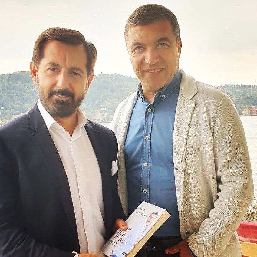 Ülkemin iki aydınlık yüzü.. 
Sözünü sakınmadan söyleyen iki gazetecisi ve tv yorumcusu..
İki usta kalem...🖊
En önemlisi doğaya, insana, kadın haklarına duyarlı  iki yürek.. 
Zine kitabıma dayanışmanıza bin teşekkür.. 🙏
Annelerinizin mübarek ellerinden öpüyorum.💐Varolun.📚