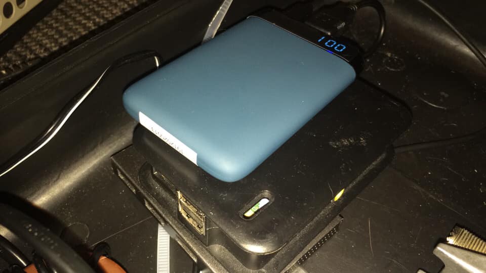 f4eyq's tweet image. Today, i&apos;ve finish the setup of my second remote station, now it using 12V/5A Baofeng with : 
Yaesu FT817 HF/VHF + VX8 for APRS.

System for 12V is Alcatel power supply 12V/7A. 
Ondulation for Raspberry PI1 is a simple battery 5V for smartphone.

#HAMRADIO #remote #raspberrypi1