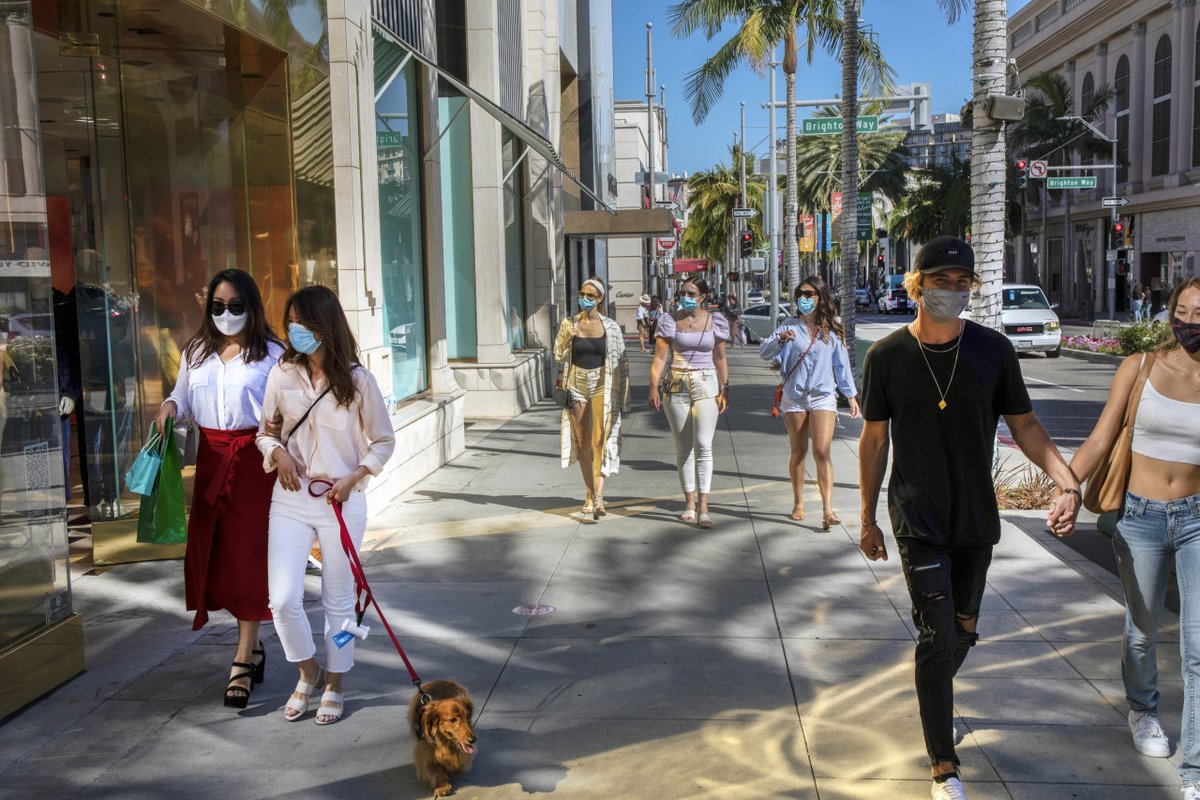 edkashi's tweet photo. 📸 @edkashi/@viiphoto | Shopping along Rodeo Drive in Beverly Hills, California on July 19, 2020. "America, Again" | Chapter 7: American Hope, American Fears is live! #viiphoto #AmericaAgain #americandream
https://t.co/Zcwcv5k2wv https://t.co/AVrrqeC8ra