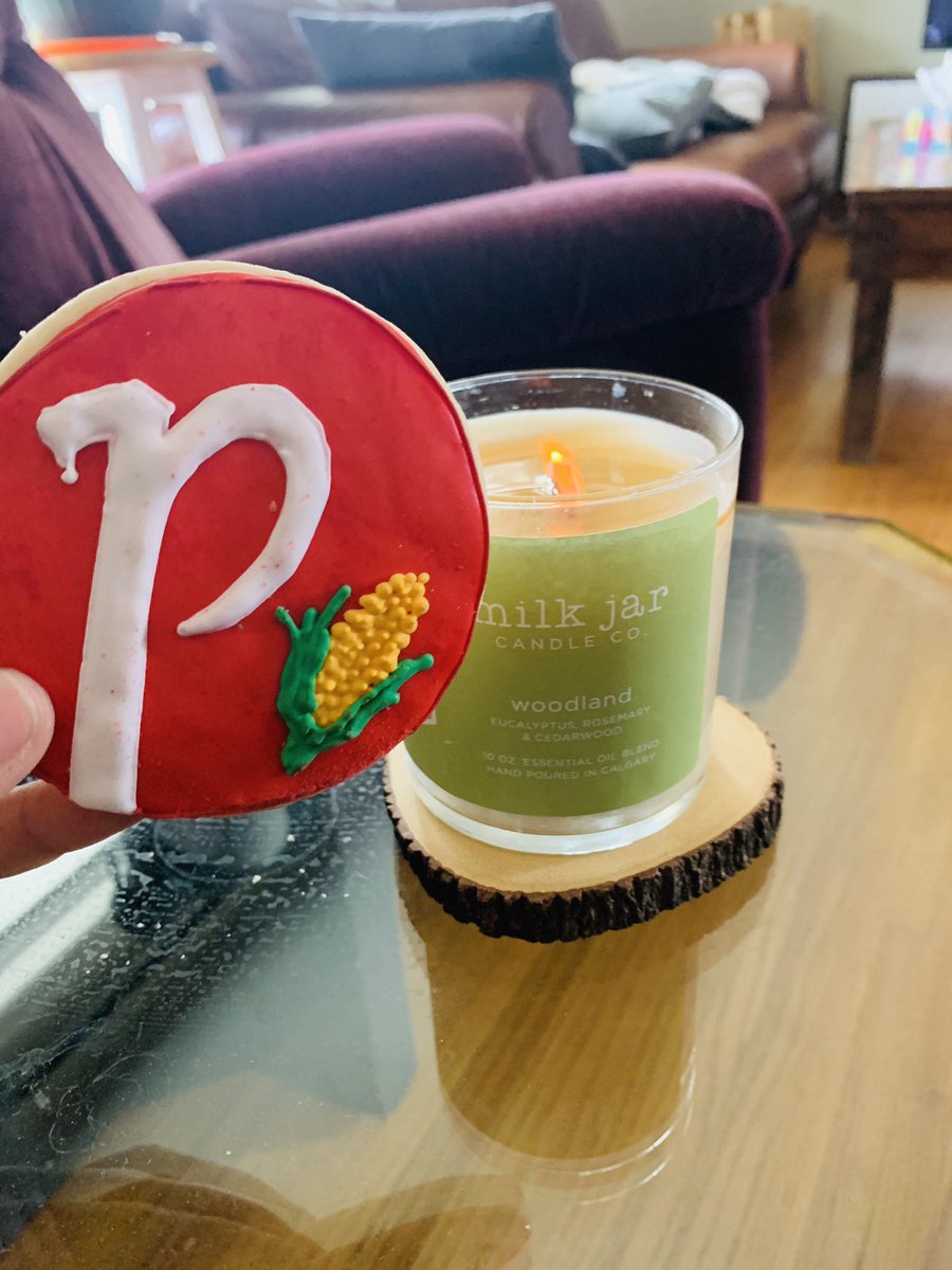 alana_serhan's tweet photo. When your coworker @meidlinger09 comes in #CLUTCH on a Friday and sends you cookies and an essential oil candle in the mail! Today I am #Thankful https://t.co/6S9WuwCy5D