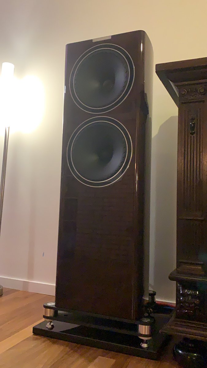 IthronKoen's tweet photo. A towering #F704 speaker from @FyneAudio (Thx H&C Hifi from Venray (NL)), connected through silver wires from Tempo Electric with a @bluesoundhifi enabled @NADElectronics M32.
Now I don’t even want to leave my house anymore. https://t.co/jUTGR76DQ2