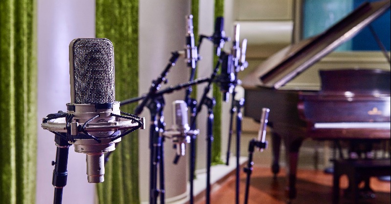 USAudioTechnica's tweet photo. If you are an artist that appreciates #vintage sound, you’ll love our #AT4047/SV. With its transformer-coupled output and specially tuned element, this studio microphone delivers a rich and warm sound. Learn more about our #40Series: https://t.co/URTBL2xudP #AudioTechnica https://t.co/fVLaYMoHRa