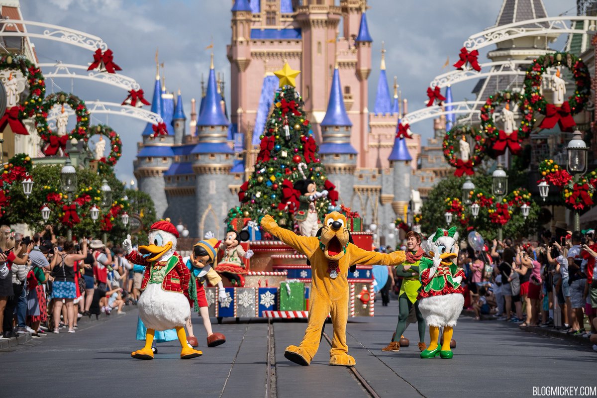 Blog_Mickey's tweet photo. Mickey’s Holiday Cavalcade rolling right down the middle of Main Street USA! https://t.co/le45VR61L1