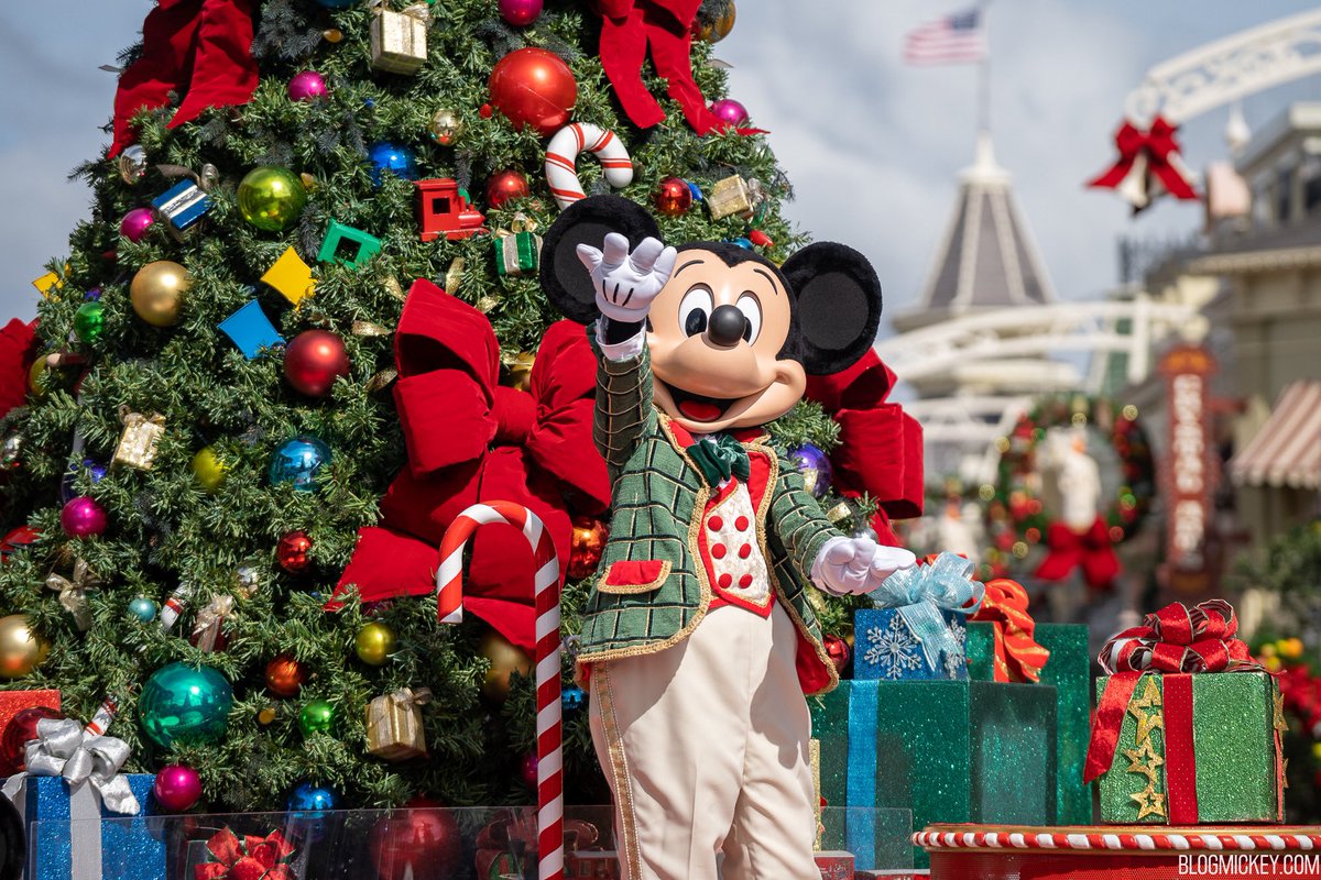 Blog_Mickey's tweet photo. Mickey’s Holiday Cavalcade rolling right down the middle of Main Street USA! https://t.co/le45VR61L1
