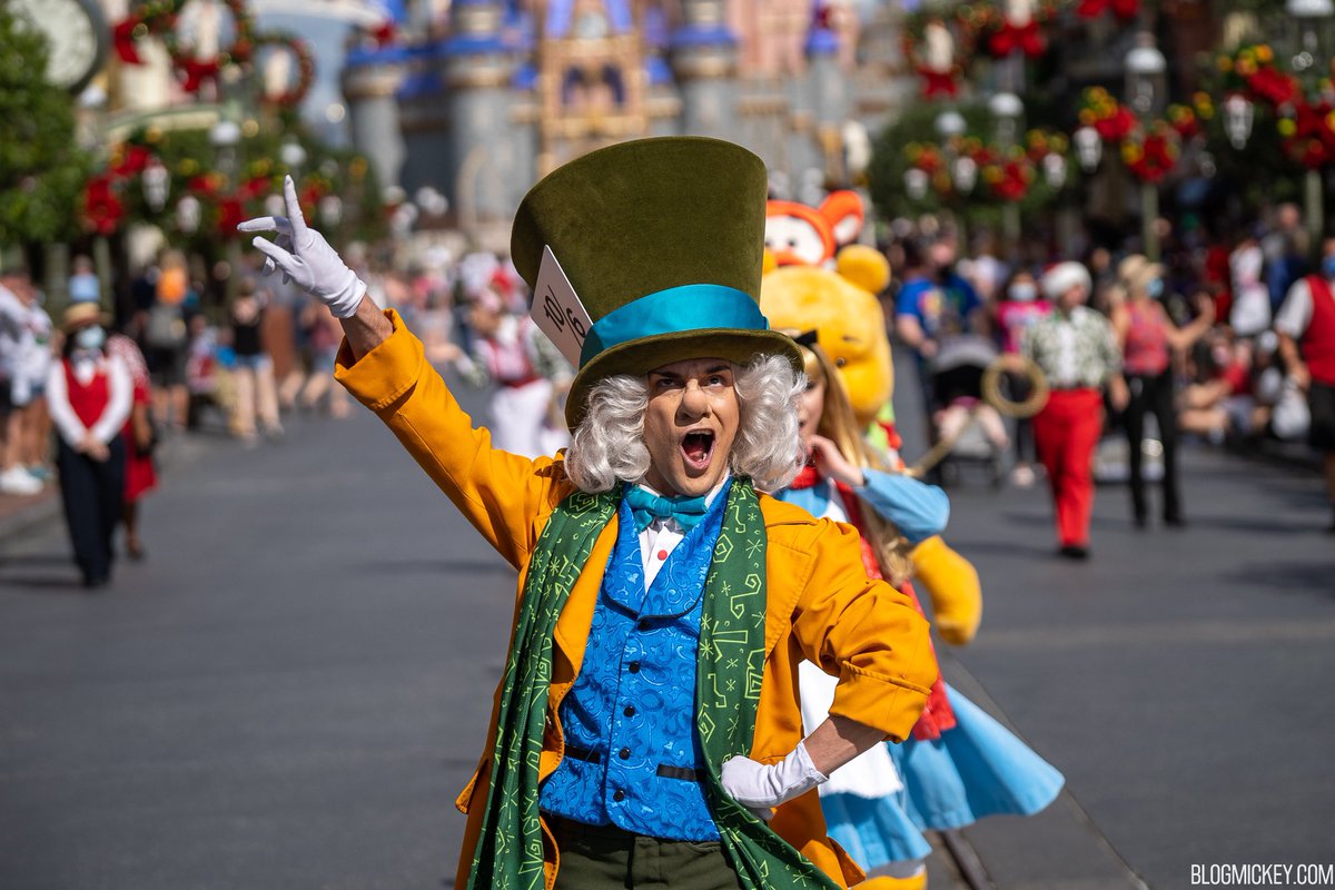 Blog_Mickey's tweet photo. Mickey’s Holiday Cavalcade rolling right down the middle of Main Street USA! https://t.co/le45VR61L1