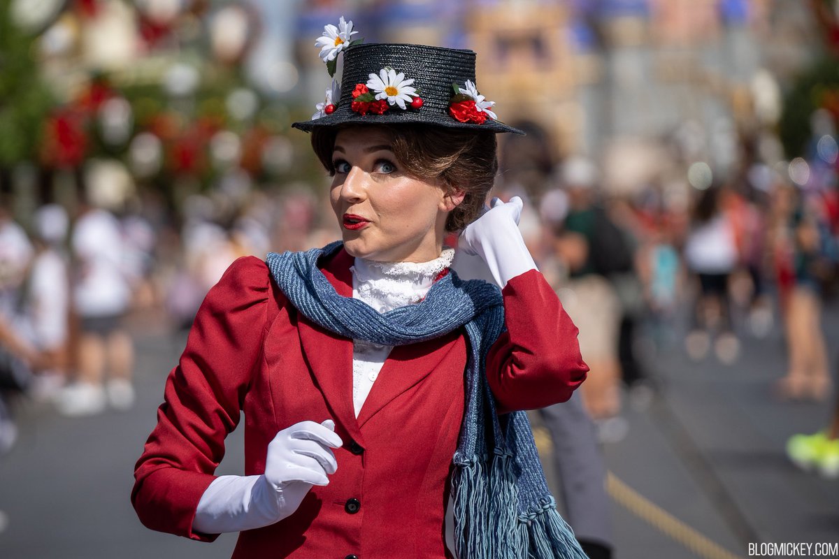 Blog_Mickey's tweet photo. Mickey’s Holiday Cavalcade rolling right down the middle of Main Street USA! https://t.co/le45VR61L1