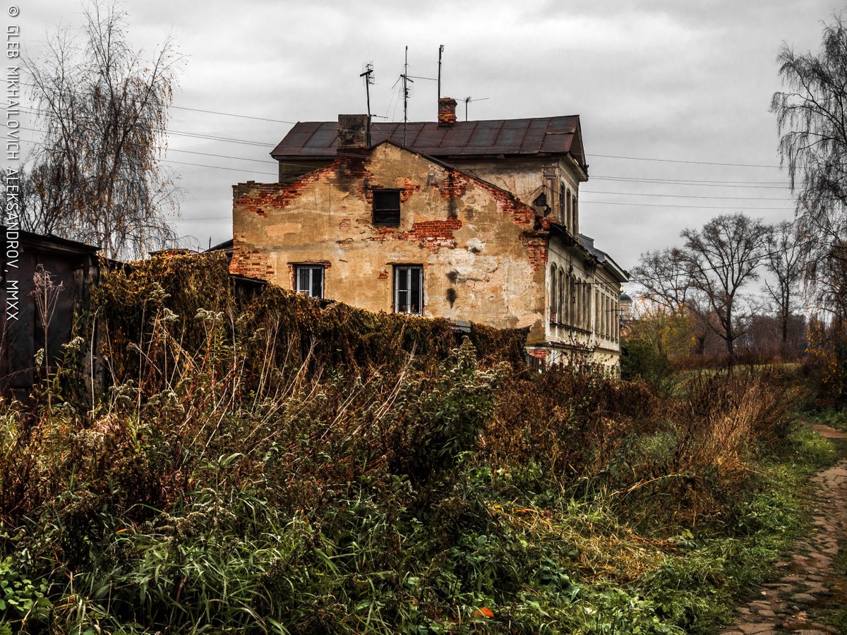 Rostov is not touristy.
City house (mid-19th century, Kommunalnaya st., 6) and the Golov mansion (early 19th century, Kommunalnaya st., 8).
#urbex #rurex #abandoned #abandonedworld #neverstopexploring #decay  #abandonedrussia