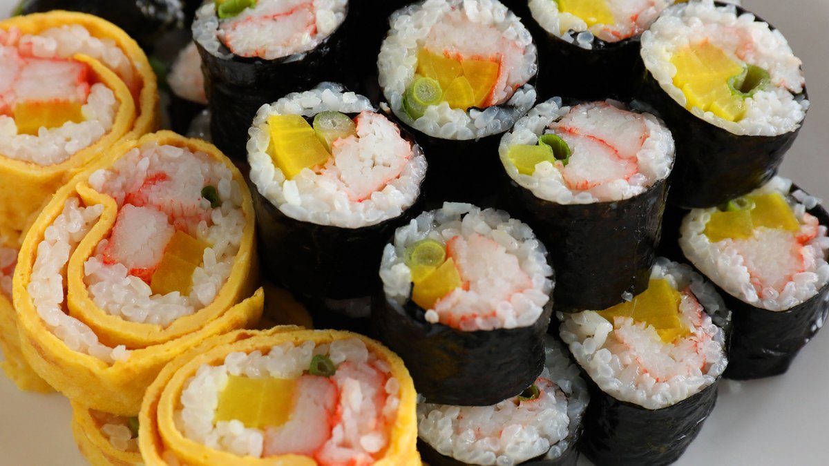 maangchi's tweet photo. I made gimbap for lunch! Yum! https://t.co/aoFCWK1s8k https://t.co/7xXzPuulkJ