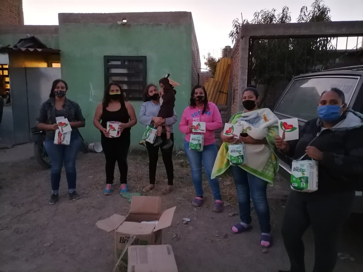 SugheyTorresR's tweet photo. Hoy más que nunca se necesita de solidaridad y apoyo a quien más lo necesita. 
Poniendo un granito de arena con nuestras amigas madres solteras @ONMPRIDurango @MonseArcosV @cynthialopezc1 https://t.co/Cv33TGxV7C