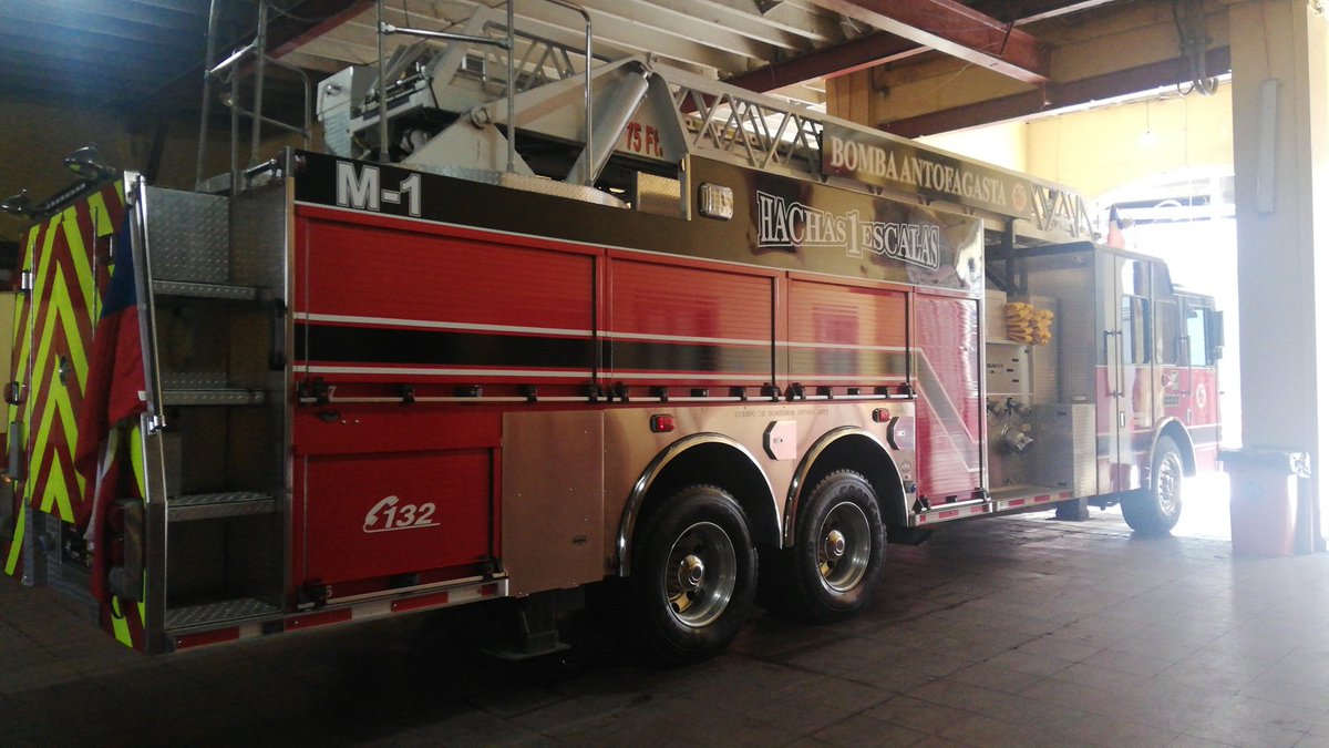 #Antofagasta Nuevamente la inconsciencia de los automovilistas estacionados en zona de #Bomberos nos deja sin poder sacar Unidad M1. Máquina que para salir, necesita las 3 pistas de calle Sucre. Agradecemos a <a href="/CarabAntof/">Carabineros Región de Antofagasta</a> por acudir a nuestro llamado y cursar las infracciones.