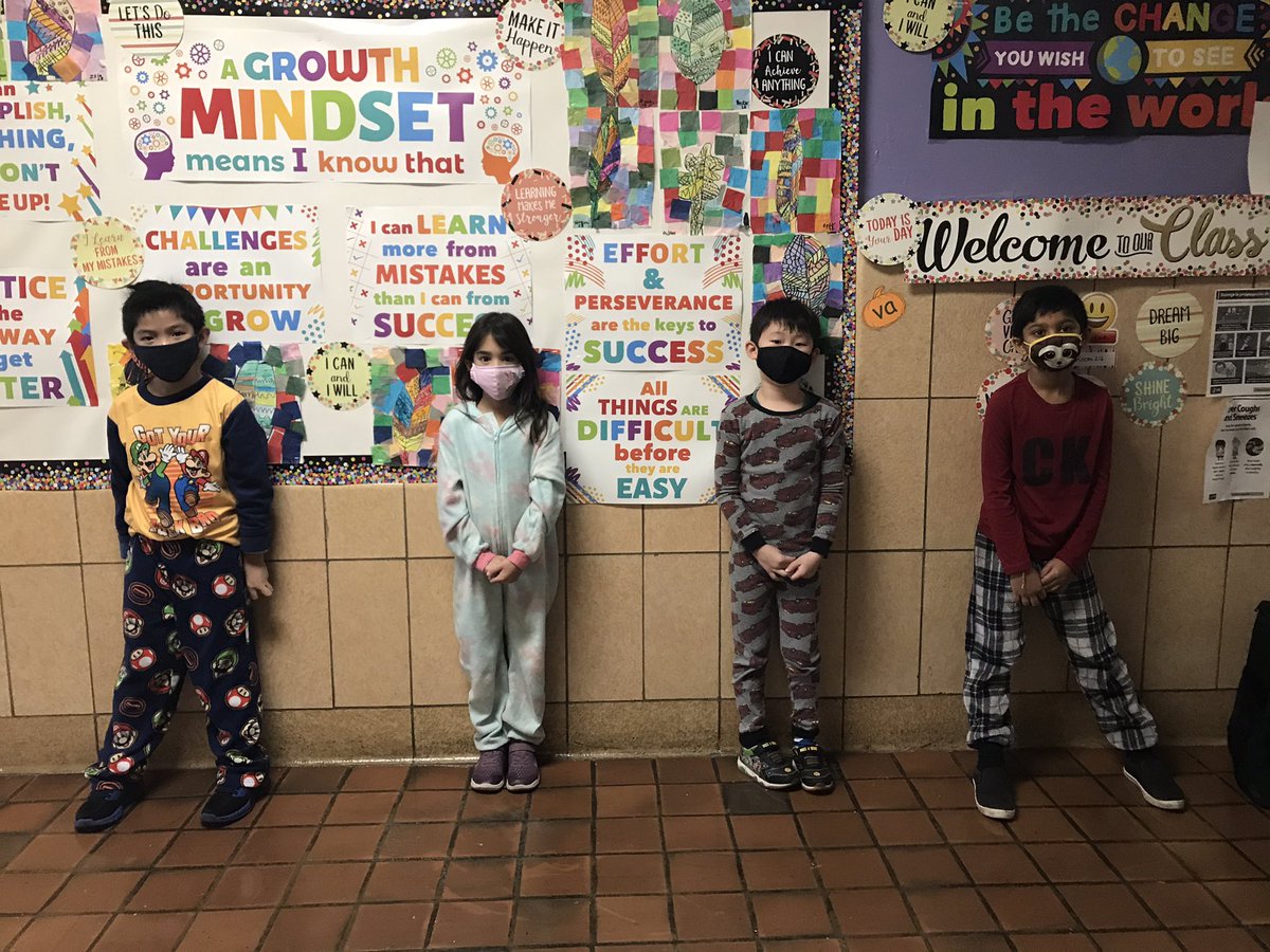 Nodell_library's tweet image. So #MineolaProud of these 2nd graders for not only earning their @CodeMakeOwn Mastery Badge for Tutorials but Color Grid too!! Way to go Hampton Coders! @Hampton_Street