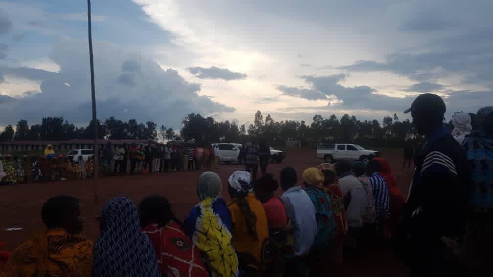 DrNtakarutimana's tweet photo. #Burundi Aujourd’hui j’étais enchantée d’effectuer un suivi des travaux de construction du bureau des conseillers collinaires et de soutenir les plus démunis de ma colline natale #Gasuru commune #Gasorwe de la @MuyingaProvince. https://t.co/ZNcHtcPBja