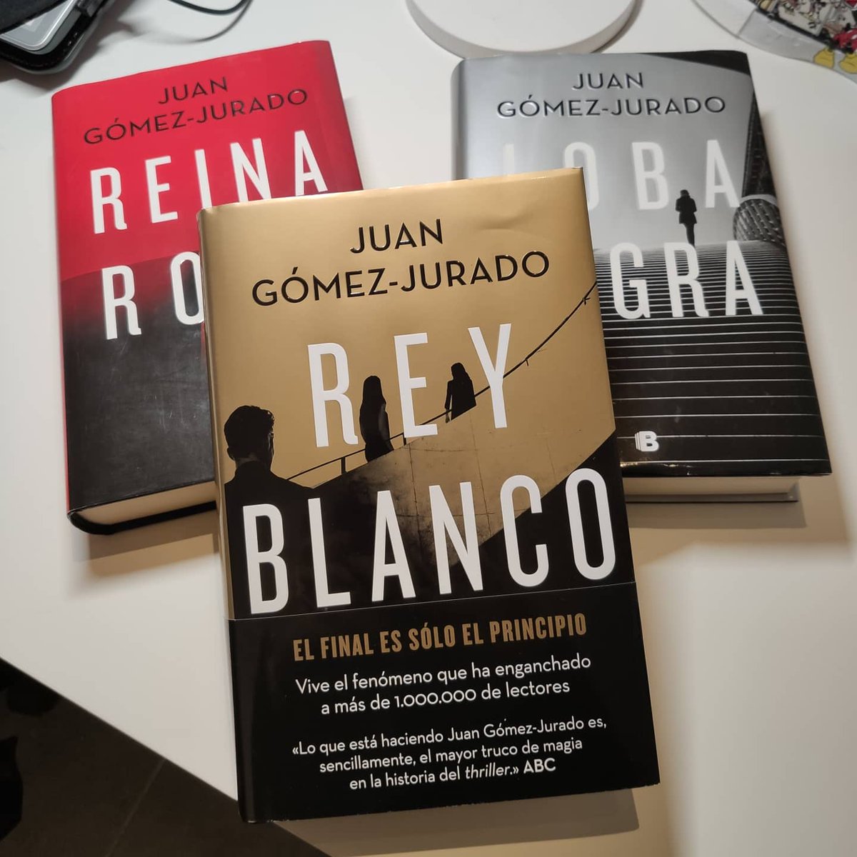 Kri5py5's tweet photo. ... ¡Trilogía completada! ...
No he tenido suerte, no me a tocado un ejemplar firmado... ¿¿¿ Como lo resolvemos @JuanGomezJurado ??? 🧐😇 https://t.co/w8iyv6TaWh