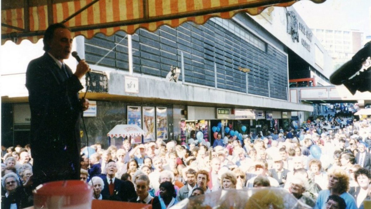 BillySutty's tweet photo. Billy Sutton on stage in the B’ham Bullring, being honoured by his own people 🤝
This event was attended by dear friends Judge Leon Firtel from Miami & Major Gerald Darling plus thousands of spectators. 🔥🔥
#miamipolice #billysutton #motivationalspeaking #ragstoriches https://t.co/fTbp1cNr96