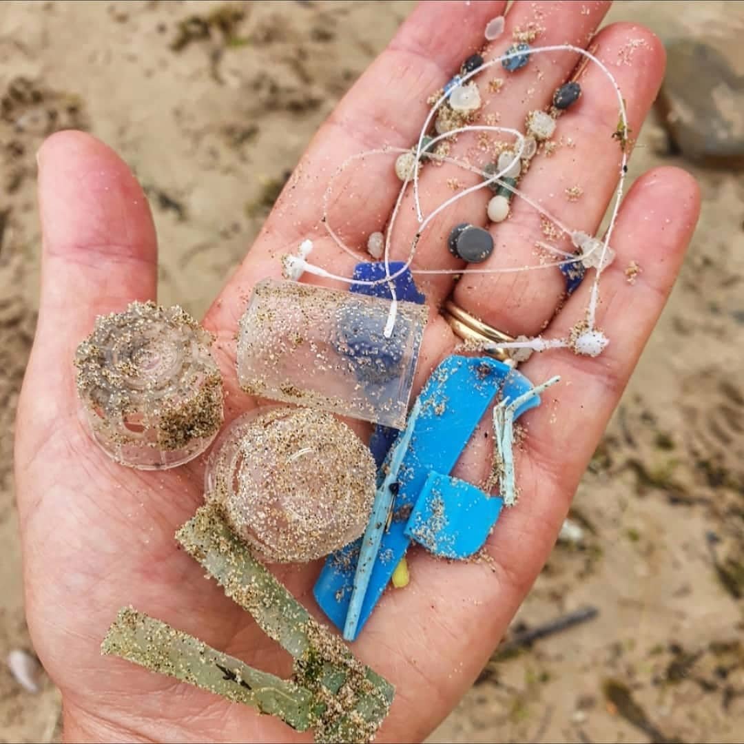 glittersocks16's tweet photo. Gave my eyes a rest from looking out for blue on the TV and found it on the beach! #2minutebeachclean @2minbeachclean 💙🌊#plasticpollution #microplastics #savingplasticryan https://t.co/CYmZWT8on0