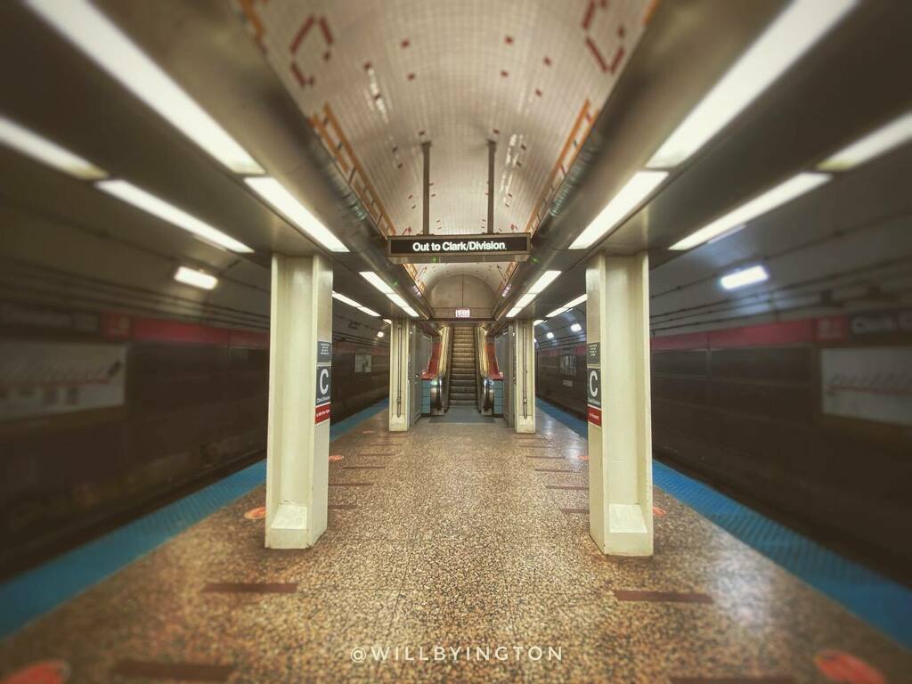 willbyington's tweet photo. My entry for yesterday’s #InTheMiddle #fms_inthemiddle #PhotoOfTheDay taken late last night at the CTA’s #clarkdivisionstation on the #CTAredline. #fmspad #photoaday https://t.co/8eYhFs5mtR https://t.co/WdvYyz9Fdj