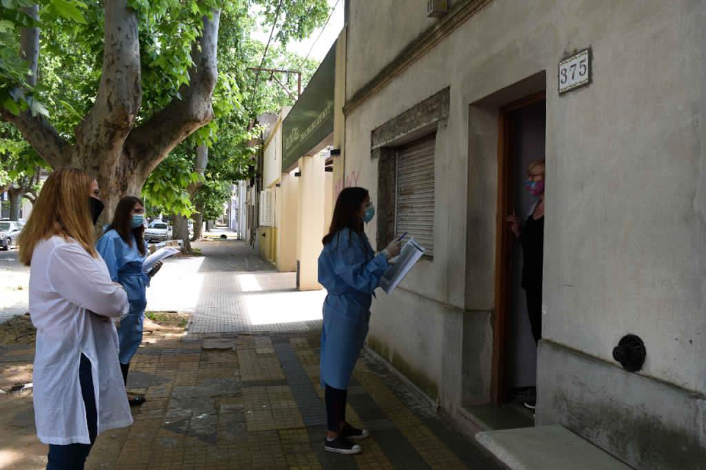 Claritabozzano's tweet photo. Cómo representante de la @defensoriaPBA de #Junín participe esta mañana del Operativo de Búsqueda Activa de Casos Sospechosos de coronavirus que se realizó en el barrio Pueblo Nuevo.   
Conformamos un dispositivo con 50 voluntarios y recorrimos 48 manzanas. https://t.co/NmoD5VAM5u