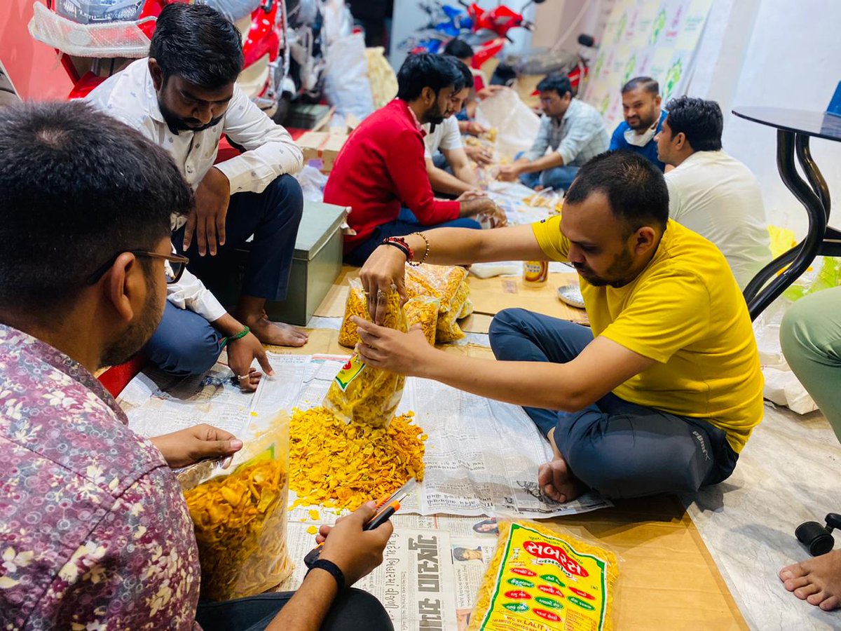 Socialarmy_4U's tweet photo. Social Army Surat ग्रुप द्वारा पिछले पांच साल से दीवाली त्योहार पर जरूरतमंद लोगो के मुख पर स्मित लाने के लिए #SmileKit वितरण करने का कार्य हो रहा है, वह इस साल भी आयोजित किया गया है, जन सेवा प्रभु सेवा। @narendramodi @PMOIndia @vijayrupanibjp @collectorsurat https://t.co/rj77HTw9wQ