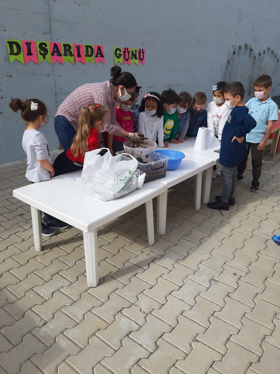 SehitGozen's tweet photo. Okul öncesi D şubesinin Okul Dışarıda Günü Etkinliği Tohum Topları Yaptık...@tcmeb @ziyaselcuk @tarsusmem1 @mehmetmetin038 https://t.co/WapNW53aFE