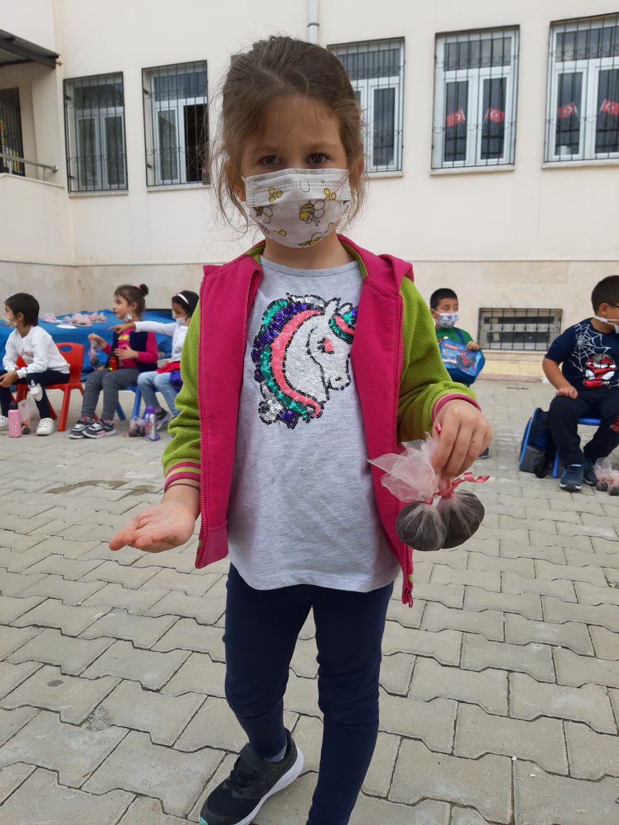 SehitGozen's tweet photo. Okul öncesi D şubesinin Okul Dışarıda Günü Etkinliği Tohum Topları Yaptık...@tcmeb @ziyaselcuk @tarsusmem1 @mehmetmetin038 https://t.co/WapNW53aFE