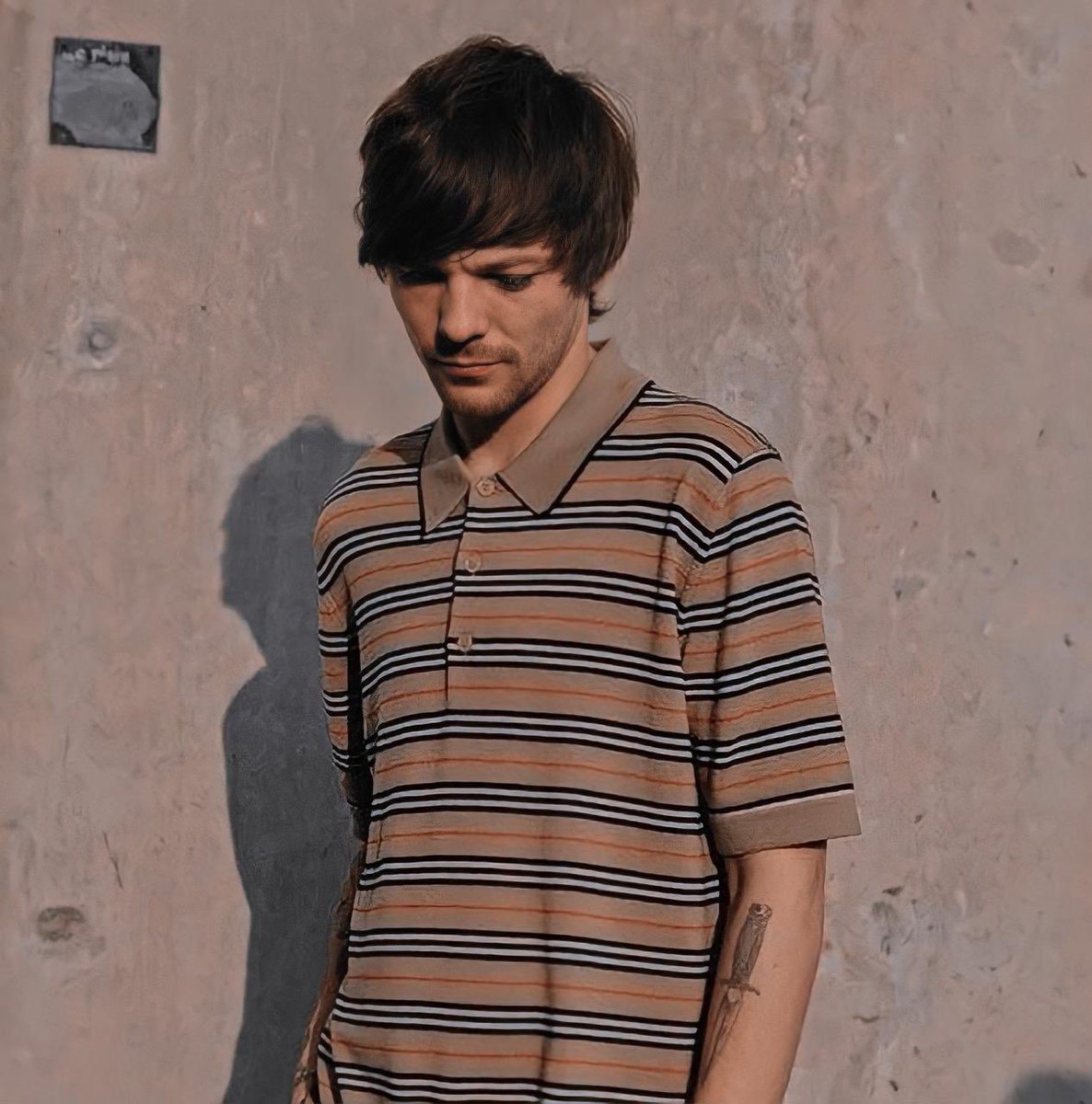 onceuponlarry's tweet photo. Com seu álbum sendo um sucesso, Harry Styles decide gravar um novo clipe do fine line na França, o que ele não esperava era acabar em um acidente de trânsito com um francês irritado. Não imaginava que ver o de olhos azuis vermelho de raiva virasse seu mais novo passatempo. https://t.co/GQoFOTMUER