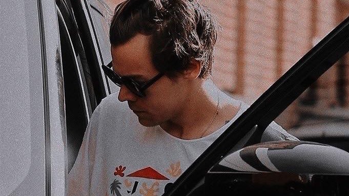 onceuponlarry's tweet photo. Com seu álbum sendo um sucesso, Harry Styles decide gravar um novo clipe do fine line na França, o que ele não esperava era acabar em um acidente de trânsito com um francês irritado. Não imaginava que ver o de olhos azuis vermelho de raiva virasse seu mais novo passatempo. https://t.co/GQoFOTMUER