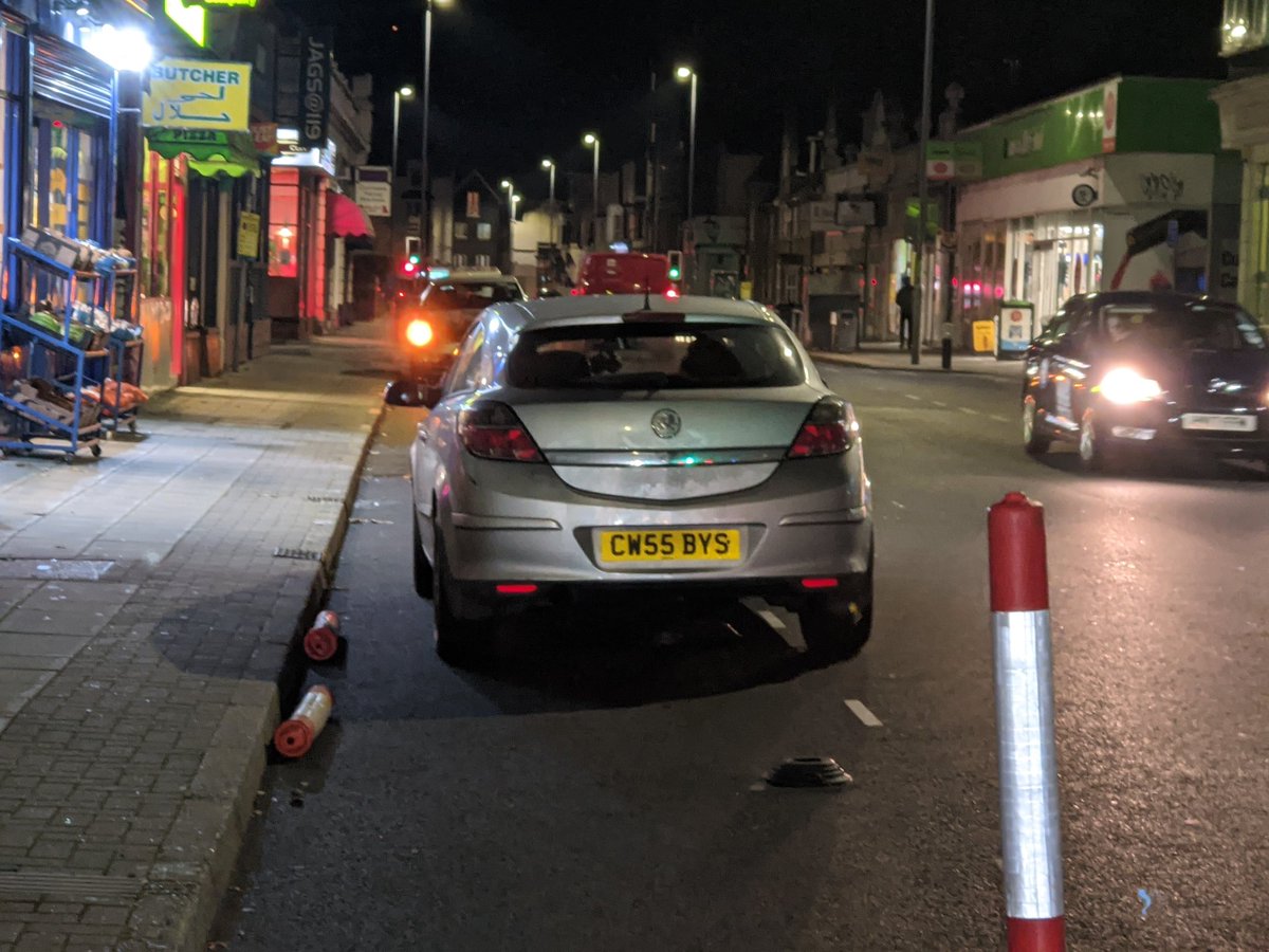 Day 3 (evening): Wands/bollards haven't been repaired/replaced. Cars still parked where there is temporary parking ban.  @portsmouthtoday  @portsmouthroads can't draw conclusions on the take-up of this scheme when people are parking in it. Infrastructure needs enforcement.