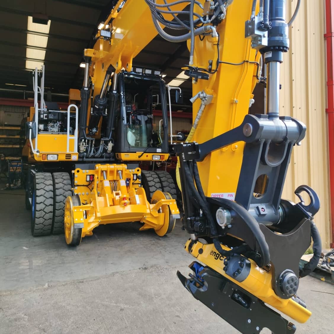 engcon_uk's tweet photo. @DoosanEquipment DX170W RRV fitted with EC219 tiltrotator for G.O.S Tool &amp; Engineering. Comes with DC2 controls, MIG2 joysticks and QSM60 safety hitch. #Engcon #Tiltrotator #EC219 #DC2 #MIG2 #Doosan #DX170W #RRV #roadrailer #Rail https://t.co/DiYe5Yg4e0