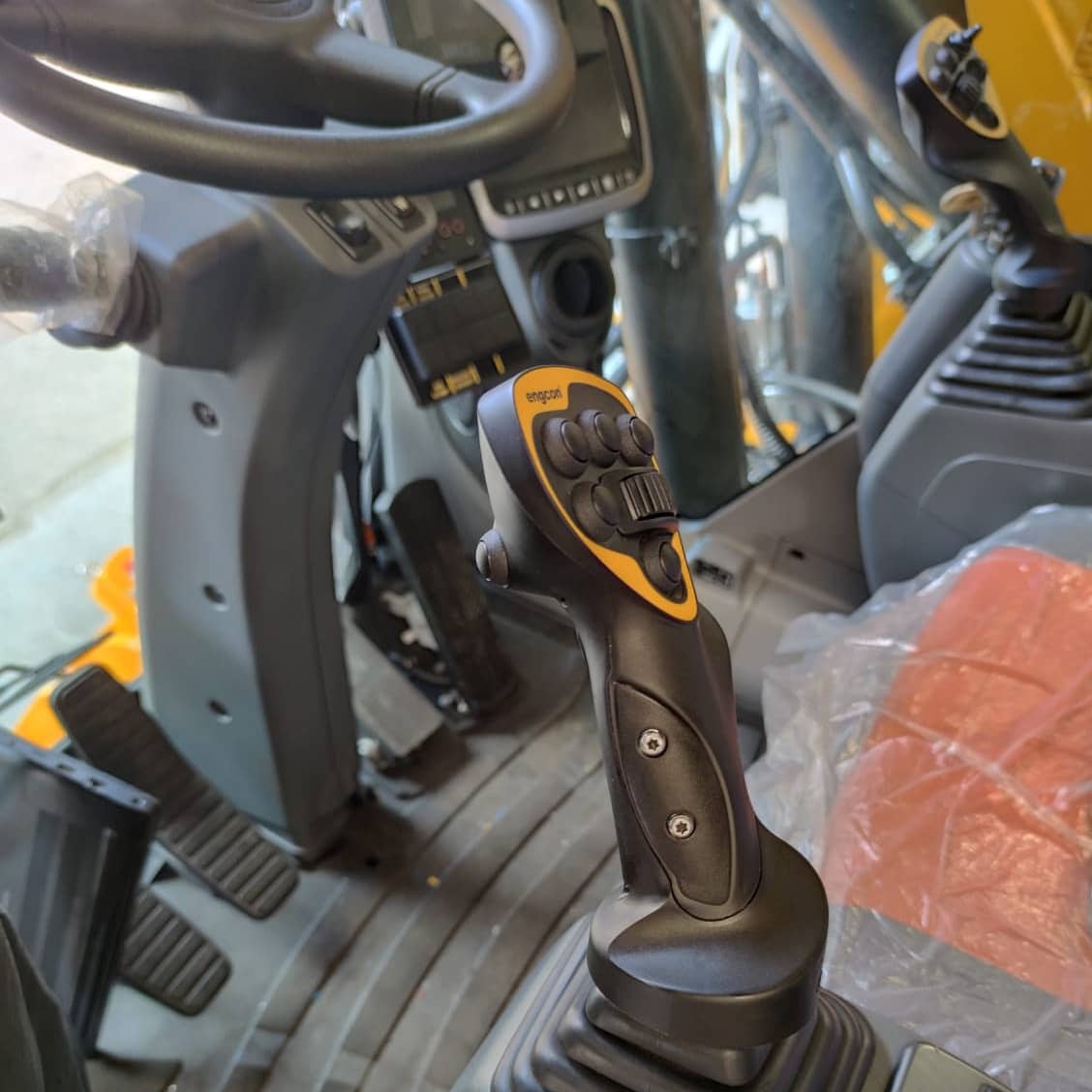 engcon_uk's tweet photo. @DoosanEquipment DX170W RRV fitted with EC219 tiltrotator for G.O.S Tool &amp; Engineering. Comes with DC2 controls, MIG2 joysticks and QSM60 safety hitch. #Engcon #Tiltrotator #EC219 #DC2 #MIG2 #Doosan #DX170W #RRV #roadrailer #Rail https://t.co/DiYe5Yg4e0