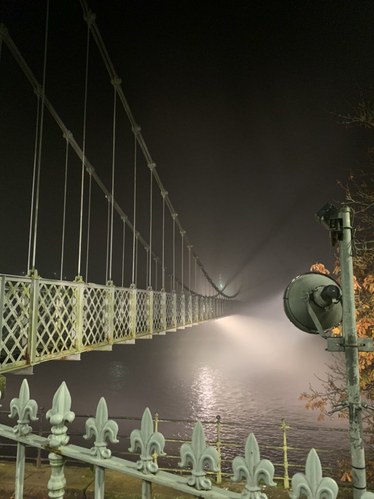 AndreaStenton23's tweet photo. Misty night in #dumfries tonight, bridges looking very atmospheric #devorgillabridge #suspensionbridge #rivernith https://t.co/5kaDV5Tejb