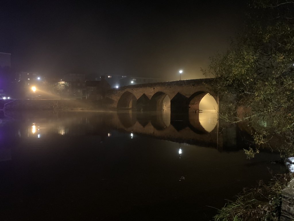 AndreaStenton23's tweet photo. Misty night in #dumfries tonight, bridges looking very atmospheric #devorgillabridge #suspensionbridge #rivernith https://t.co/5kaDV5Tejb