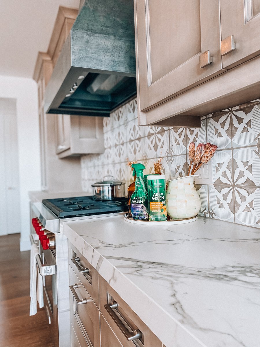 #TheMessIsReal most of the time but for the next 5 minutes, my house is clean! (ad) <a href="/ArtofGreenHome/">Art of Green</a> helps clean the whole house and leaves it smelling fresh. Plus, now that things are clean, I can finally shoot my fall decor! #TheMessIsReal #ArtofGreen hilovely.com/art-of-green-f…