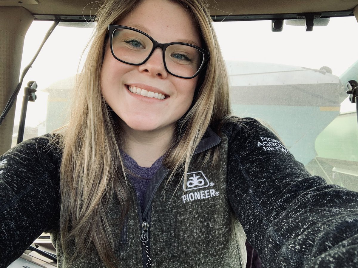 marrholmes's tweet photo. Thanks @chrisolbach for the awesome sweater. Grabbed it just after unloading some @PioneerSeedsCA P09A62X soybeans. https://t.co/bbRRYz5B2n
