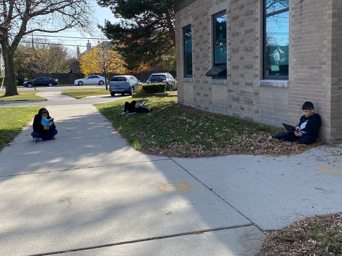 katiebillie_'s tweet image. We are enjoying this beautiful November day by reading our independent books outside. It doubles as a nice mask break as well! #62ICS #62Learns