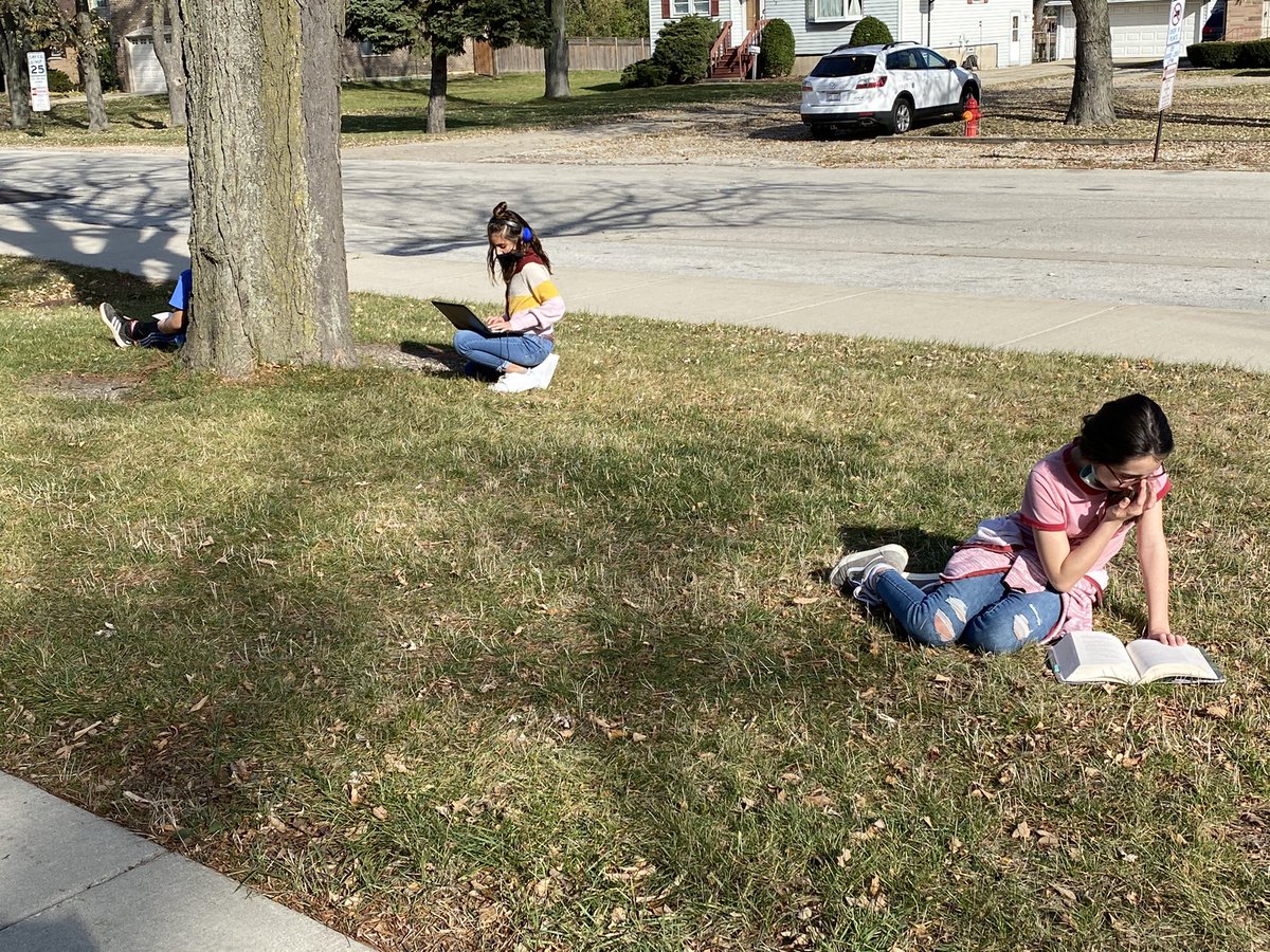 katiebillie_'s tweet image. We are enjoying this beautiful November day by reading our independent books outside. It doubles as a nice mask break as well! #62ICS #62Learns