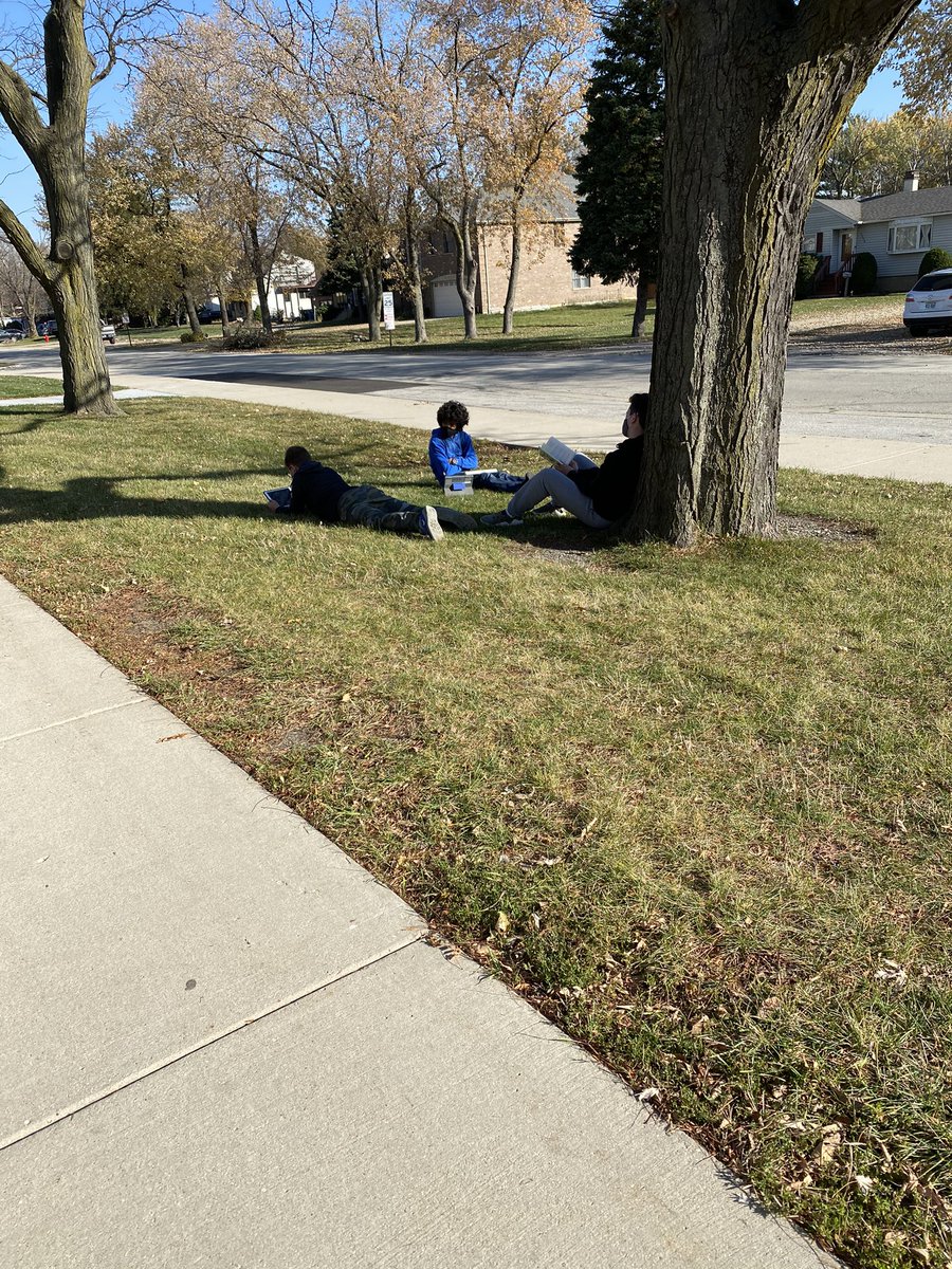 katiebillie_'s tweet image. We are enjoying this beautiful November day by reading our independent books outside. It doubles as a nice mask break as well! #62ICS #62Learns
