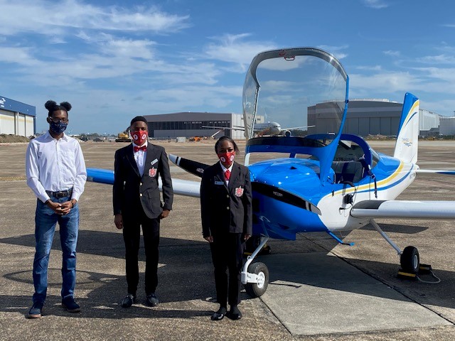 MobilePublicSch's tweet photo. Recent @RaidersRain graduate Emanuel Dotch &amp; current students Alex Tucker &amp; Aerie Brown helped build this plane at the school's Aviation &amp; Aerospace Academy w/ help from @Airbus &amp; @MobileAerospace mentors. On Friday, they got to fly in it. #LearningLeading https://t.co/FIuurAN7Pw