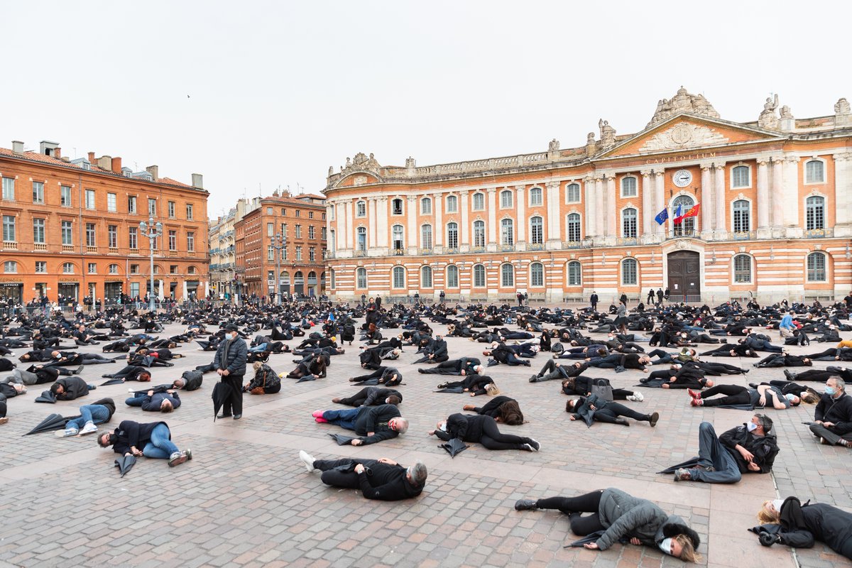#commercesdeproximité #JeSuisNonEssentiel - Vêtus de noir, commerçants et entrepreneurs simulent leur mort à #Toulouse. Reportage toulouse.latribune.fr/entreprises/so… via <a href="/LaTribuneTlse/">La Tribune Toulouse</a>