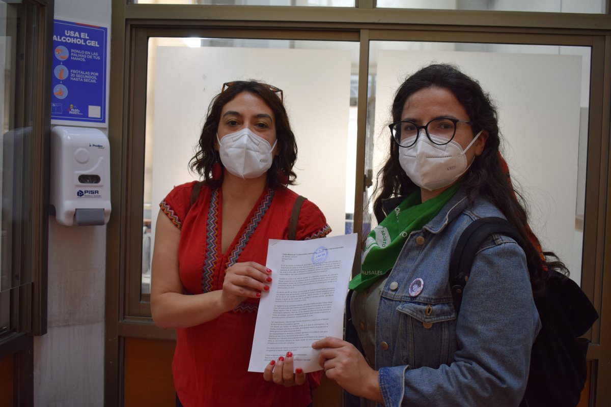 MatronasStgo's tweet photo. Las mujeres pedimos transparencia, responsabilidades y soluciones frente a las reiteradas fallas en las pastillas anticonceptivas, algunas distribuidas en el servicio público de salud. Así lo hicimos saber a través de una carta dirigida al ministro Paris, que entregamos hoy. https://t.co/Texid5Yzqz