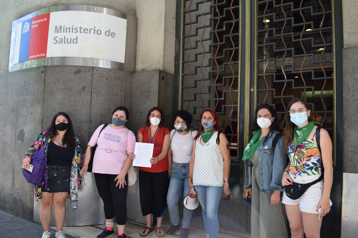 MatronasStgo's tweet photo. Las mujeres pedimos transparencia, responsabilidades y soluciones frente a las reiteradas fallas en las pastillas anticonceptivas, algunas distribuidas en el servicio público de salud. Así lo hicimos saber a través de una carta dirigida al ministro Paris, que entregamos hoy. https://t.co/Texid5Yzqz