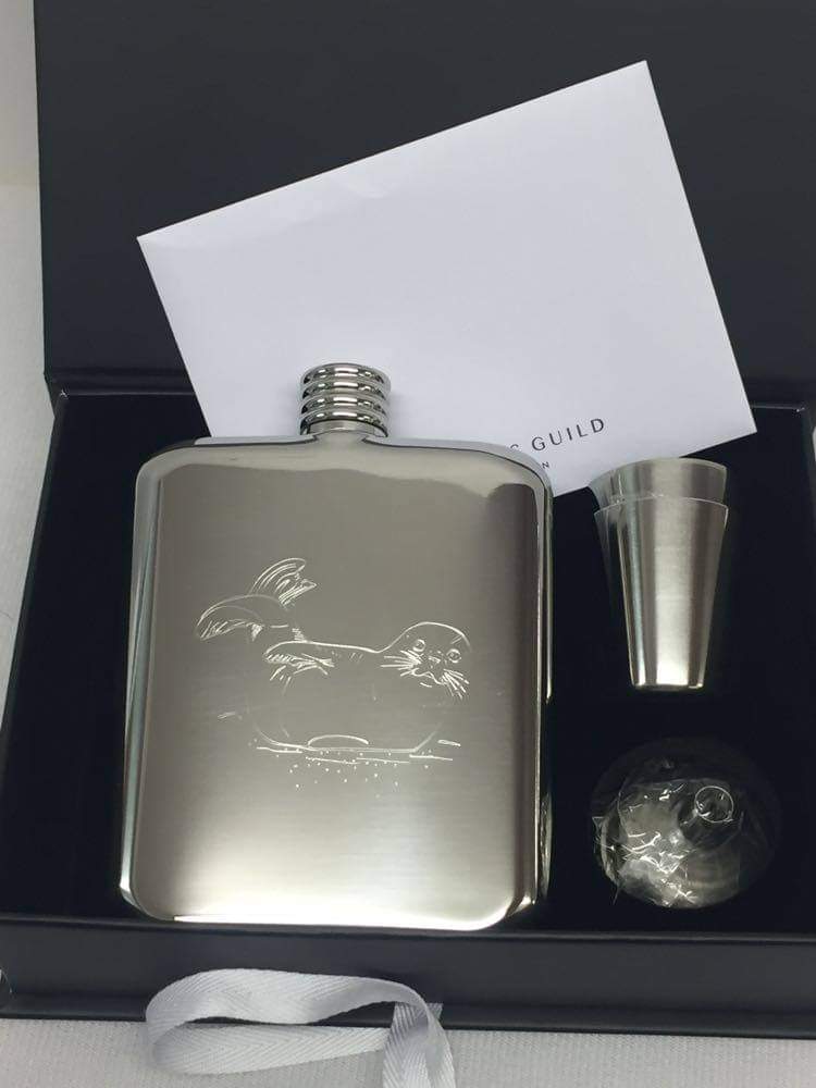 BDMLR's tweet image. Christmas Raffle Prize #2 and #3 🎅

Engravers Guild of London have donated two Hip Flasks, one with a seal engraved and the other with a whale 🐋

More information on their work can be found here: engraversguild.co.uk

Take a look at our raffle here:
raffall.com/124424/enter-r…