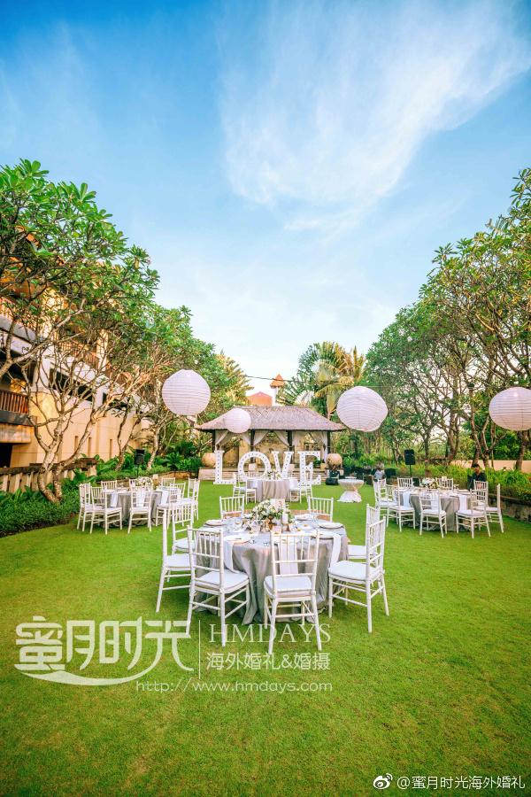 Hmdayswedding's tweet photo. 【佈置案例】海外婚禮和晚宴，最重要的當屬氣氛的營造，好的氣氛不一定貴，但求溫馨，好的佈置不一定需要太多花藝，但求精緻。一場40人的小型花園晚宴，幾個恰到好處的簡單點綴，對於預算不高但追求氛圍的新人來說，再適合不過。海外婚
----
we-chat: hmdays999 or hmdays-wendy
email: service@hmd... https://t.co/UTixVqEsvR
